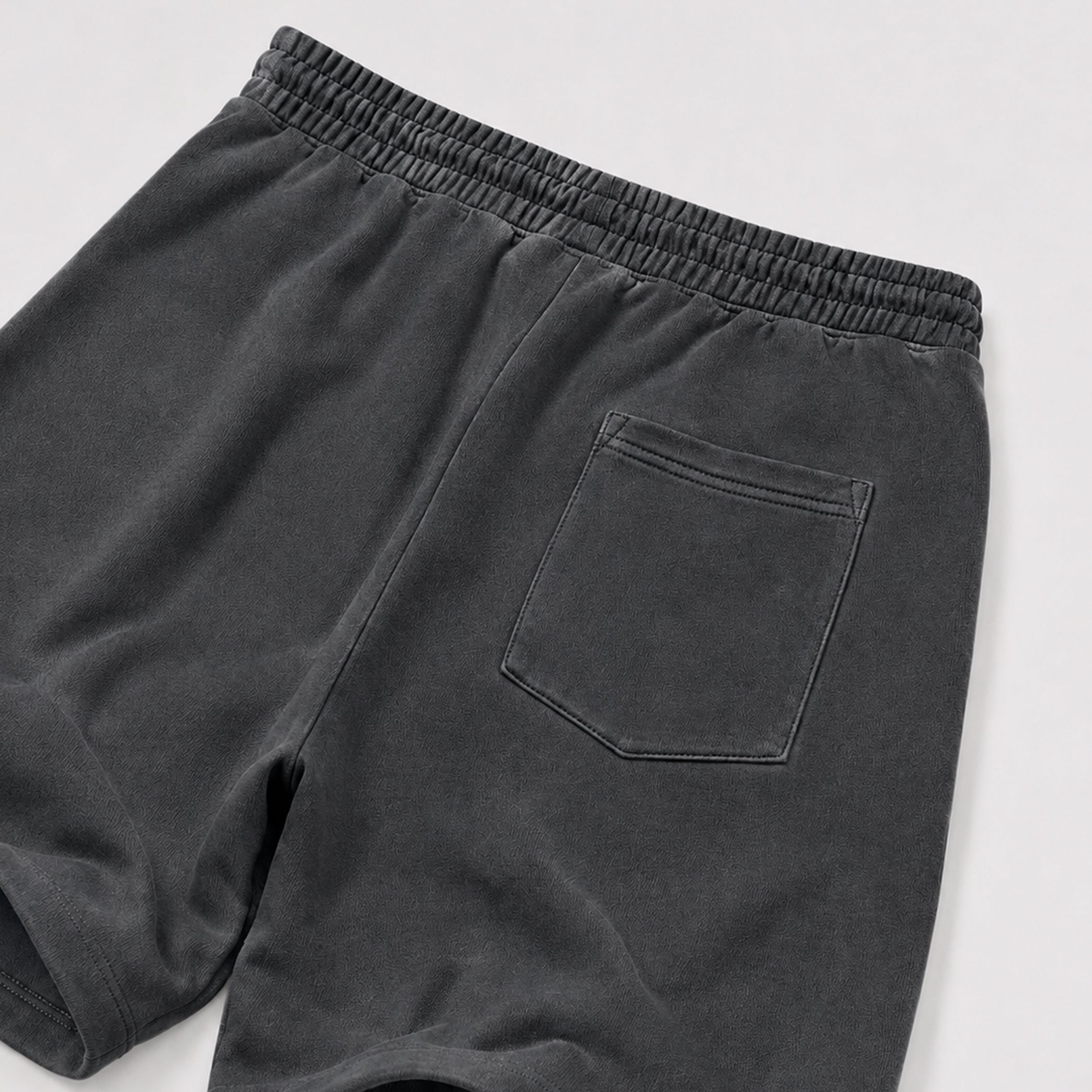 The Blaze Varsity graphic fleece shorts deliver a relaxed streetwear look with premium fleece comfort and bold graphic details, designed to match the Air Jordan 13 Flint and complete your sneaker rotation.