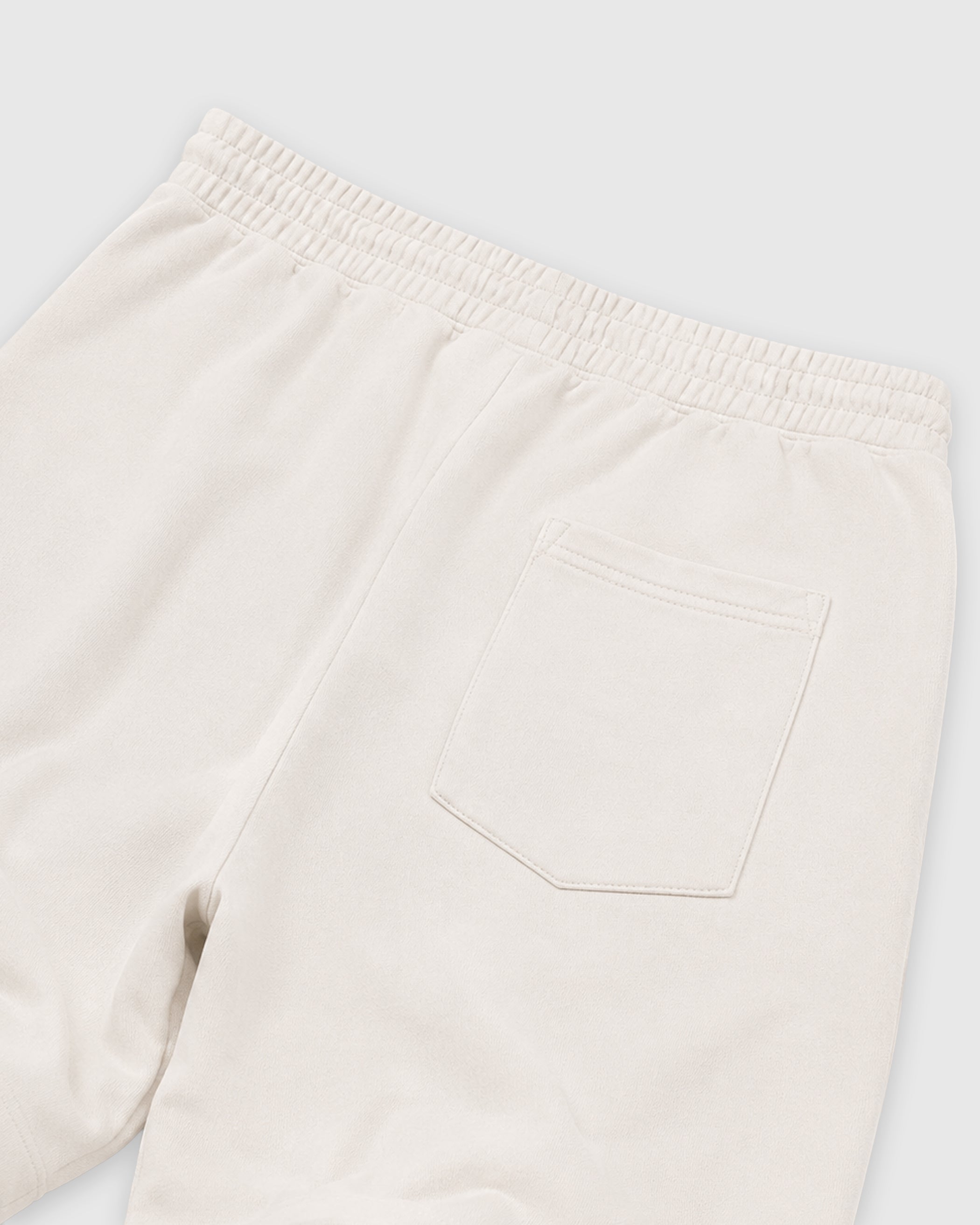 The Love is Dead graphic fleece shorts deliver a relaxed streetwear look with premium fleece comfort and bold graphic details, designed to match the Bad Bunny x Badbo 1.0 Night Navy and complete your sneaker rotation.