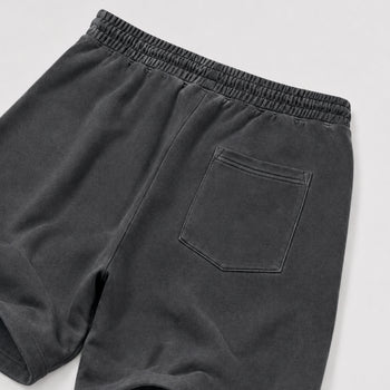 The MVP Star graphic fleece shorts deliver a relaxed streetwear look with premium fleece comfort and bold graphic details, designed to match the Air Jordan 4 Comic and complete your sneaker rotation.