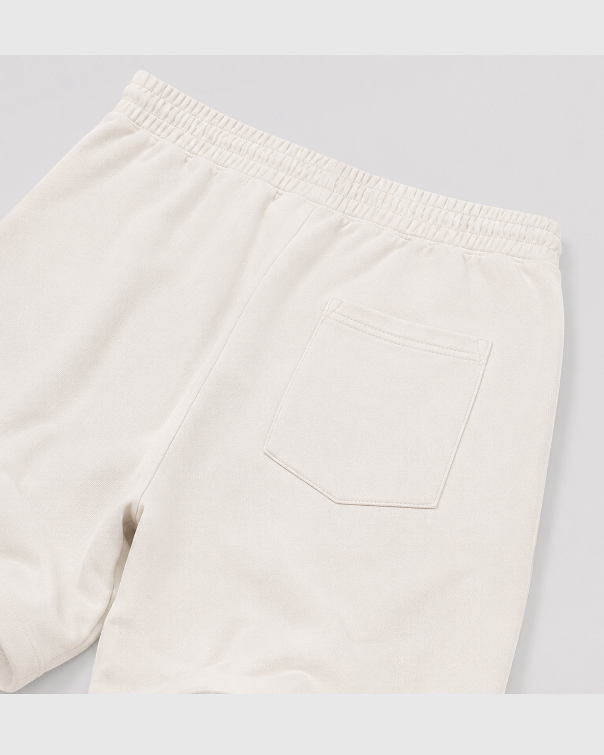 The No Fear graphic fleece shorts deliver a relaxed streetwear look with premium fleece comfort and bold graphic details, designed to match the Air Jordan 5 Sunset and complete your sneaker rotation.