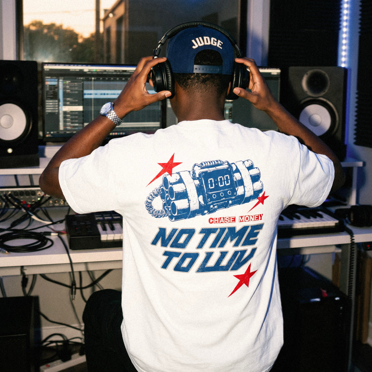 No Time To Love Premium Graphic Tee - SNRT Sneaker T-shirts