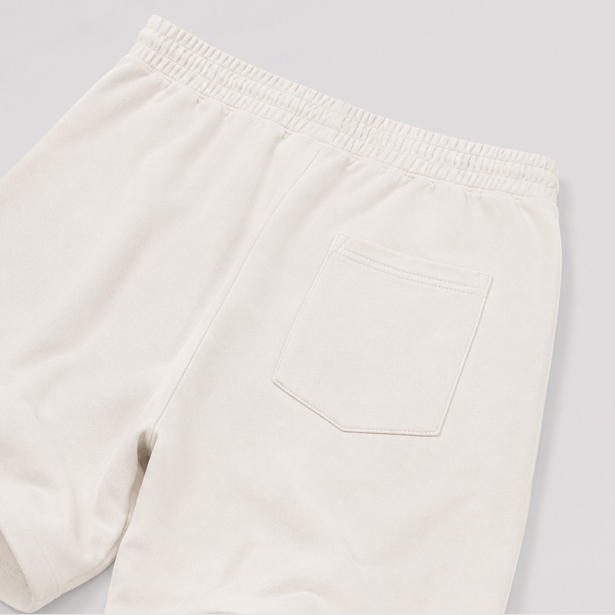 The Varsity Legacy State graphic fleece shorts deliver a relaxed streetwear look with premium fleece comfort and bold graphic details, designed to match the Air Jordan 13 Flint and complete your sneaker rotation.